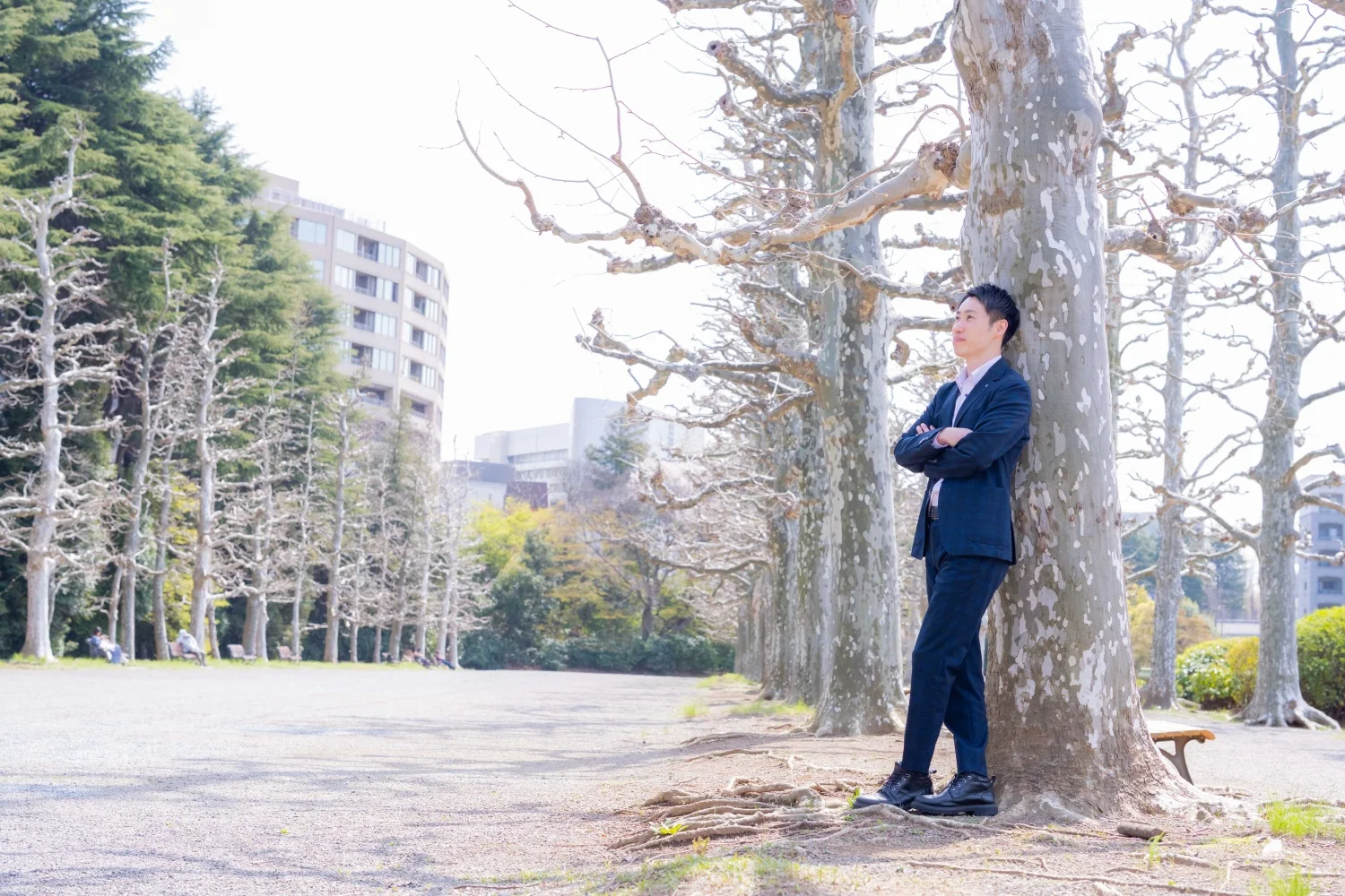 公園の木のそばに立つただあき